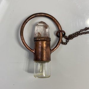 Quartz Rollerball Necklace EUC holds essential oils
